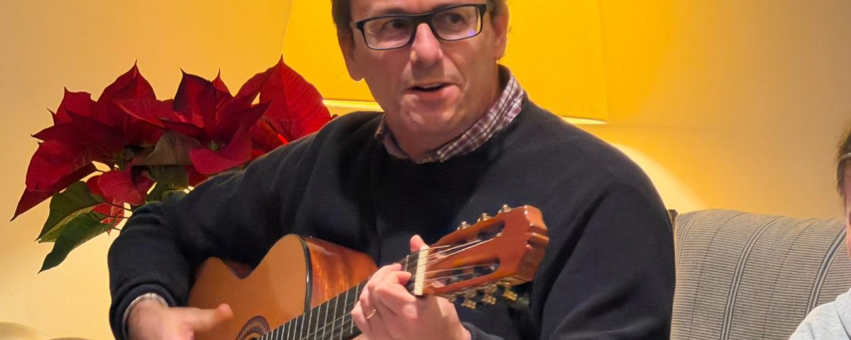 padre tocando la guitarra